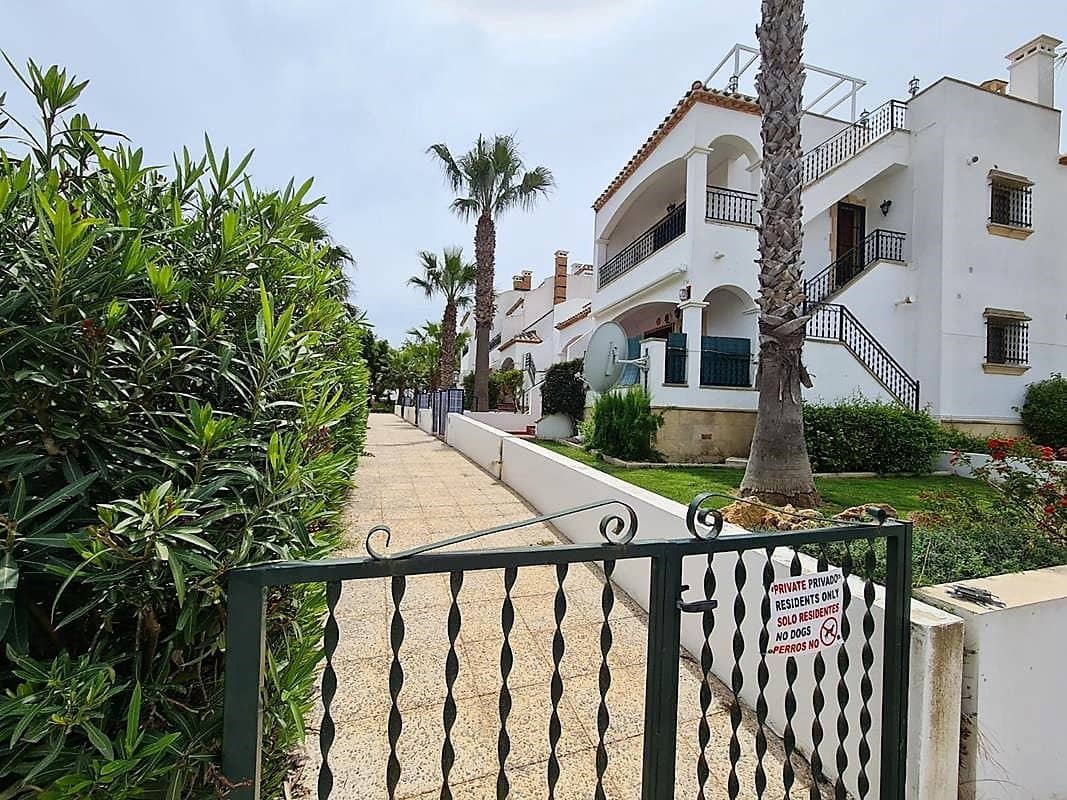 2 soveværelse Semi-Rækkehus til salg i Orihuela Costa med swimmingpool garage - € 220.000 (Ref: 9330184)