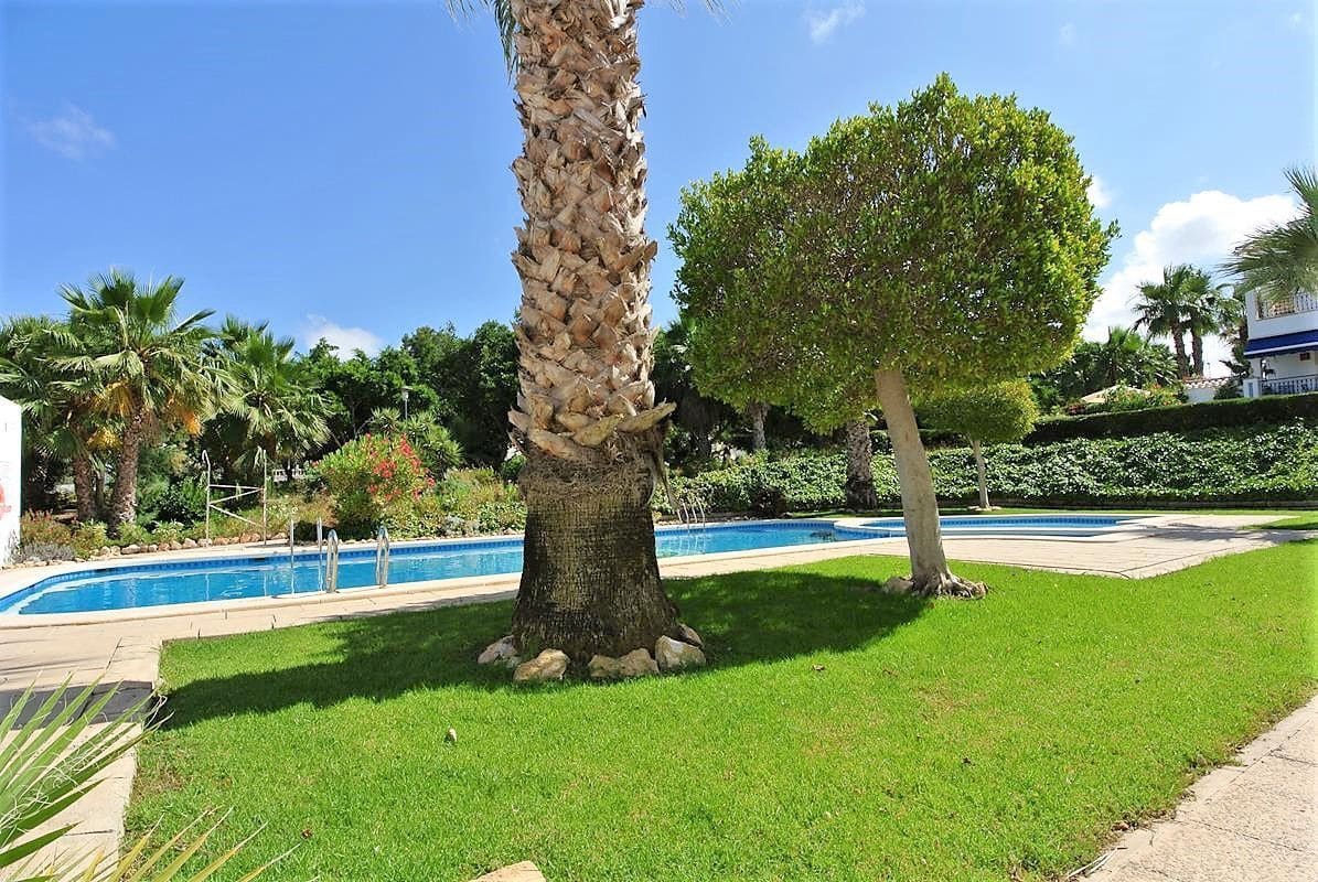 2 soveværelse Semi-Rækkehus til salg i Orihuela Costa med swimmingpool garage - € 220.000 (Ref: 9330184)