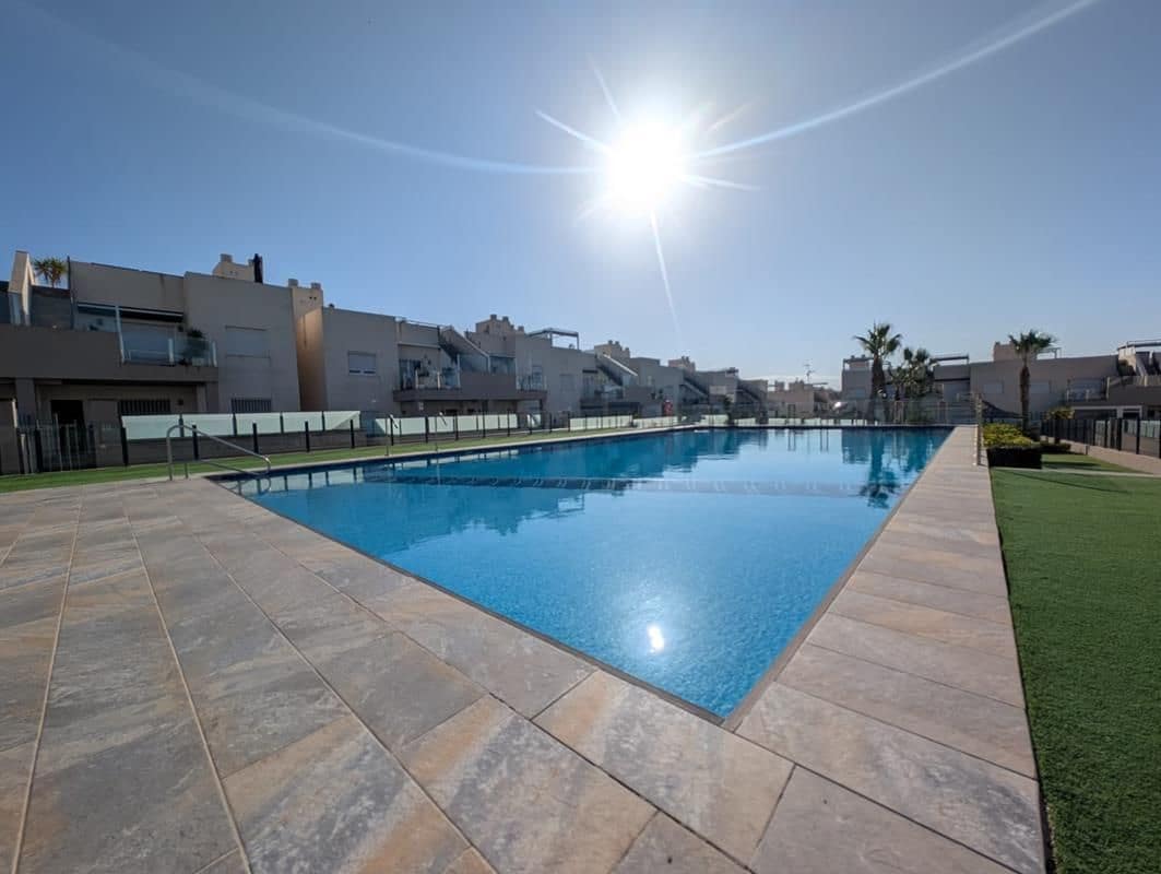 3 makuuhuone Huoneisto myytävänä paikassa Torrevieja mukana uima-altaan - 259 900 € (Ref: 9468167)