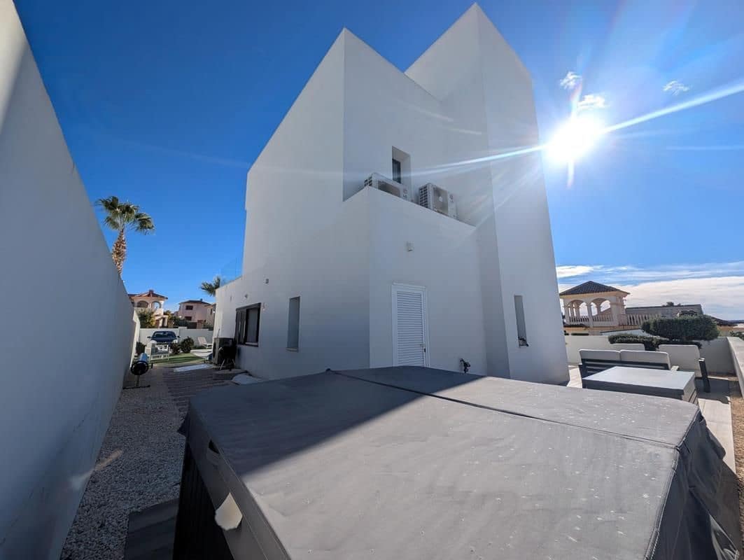 3 bedroom Villa for sale in San Fulgencio with pool garage - € 595,000 (Ref: 9503902)