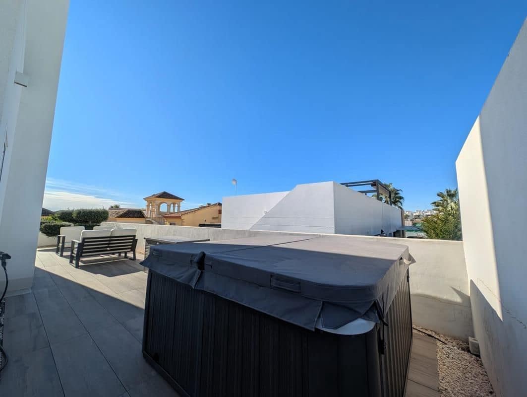 3 bedroom Villa for sale in San Fulgencio with pool garage - € 595,000 (Ref: 9503902)