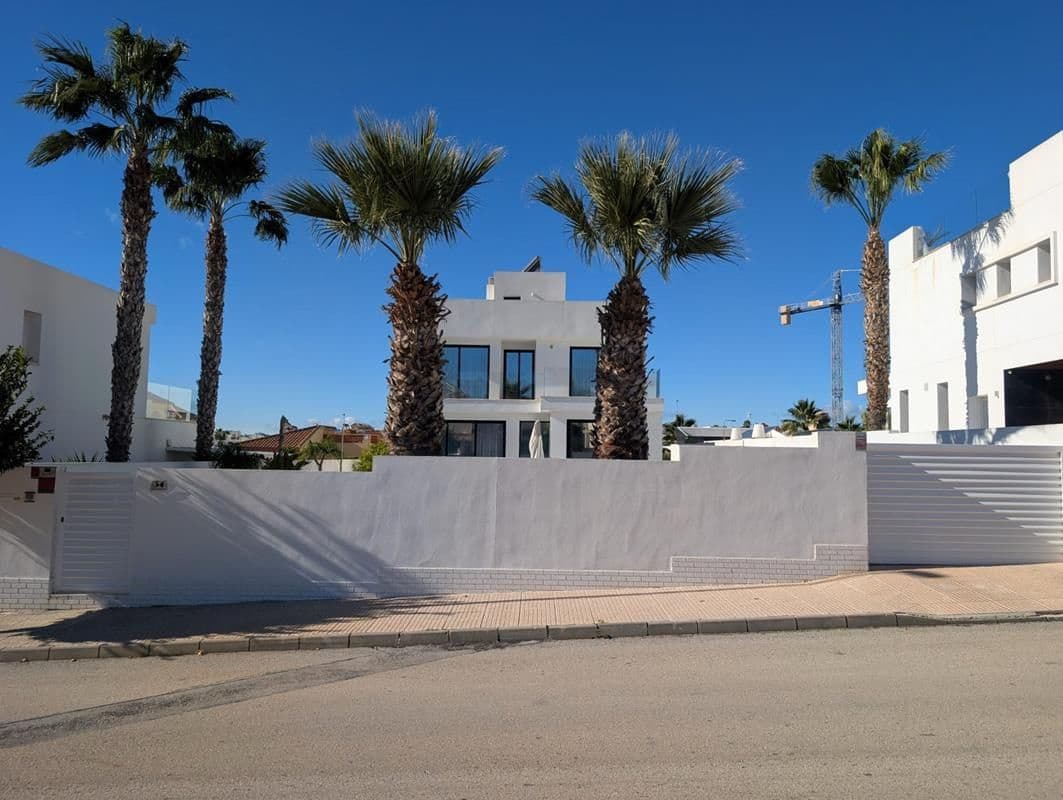 3 bedroom Villa for sale in San Fulgencio with pool garage - € 595,000 (Ref: 9503902)