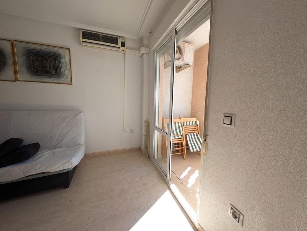 Apartamento de 2 habitaciones en Torrevieja en venta con piscina - 119.000 € (Ref: 9690082)