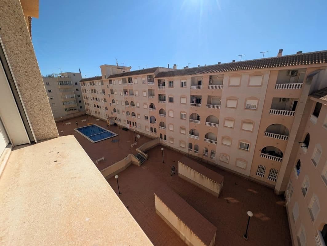 Apartamento de 2 habitaciones en Torrevieja en venta con piscina - 119.000 € (Ref: 9690082)