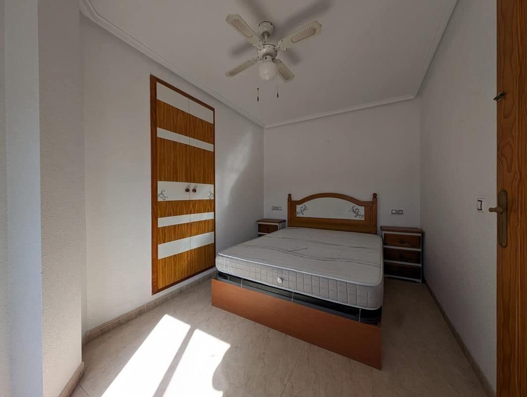 Apartamento de 2 habitaciones en Torrevieja en venta con piscina - 119.000 € (Ref: 9690082)