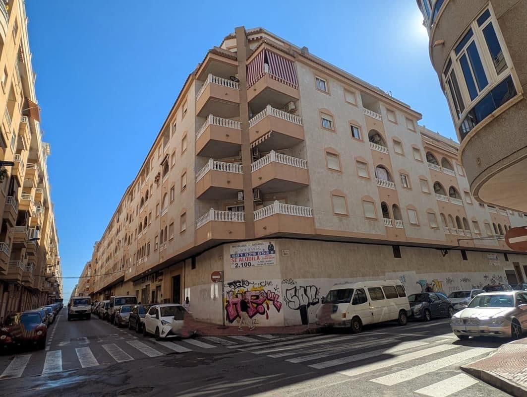 Apartamento de 2 habitaciones en Torrevieja en venta con piscina - 119.000 € (Ref: 9690082)