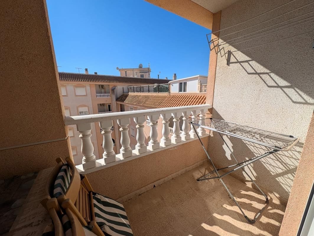 Apartamento de 2 habitaciones en Torrevieja en venta con piscina - 119.000 € (Ref: 9690082)
