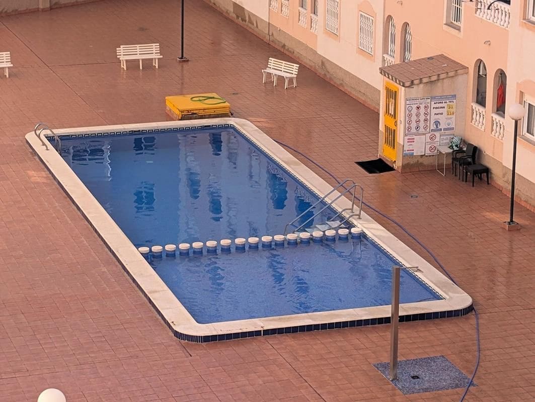 Apartamento de 2 habitaciones en Torrevieja en venta con piscina - 119.000 € (Ref: 9690082)