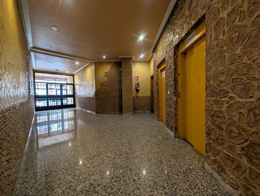 Apartamento de 2 habitaciones en Torrevieja en venta con piscina - 119.000 € (Ref: 9690082)