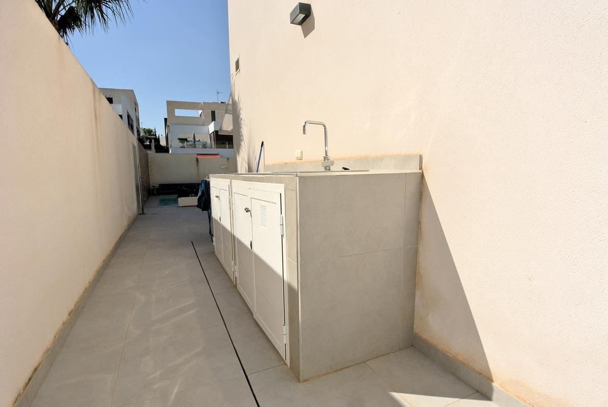 4 bedroom Villa for sale in Benijofar with pool garage - € 529,000 (Ref: 9798755)