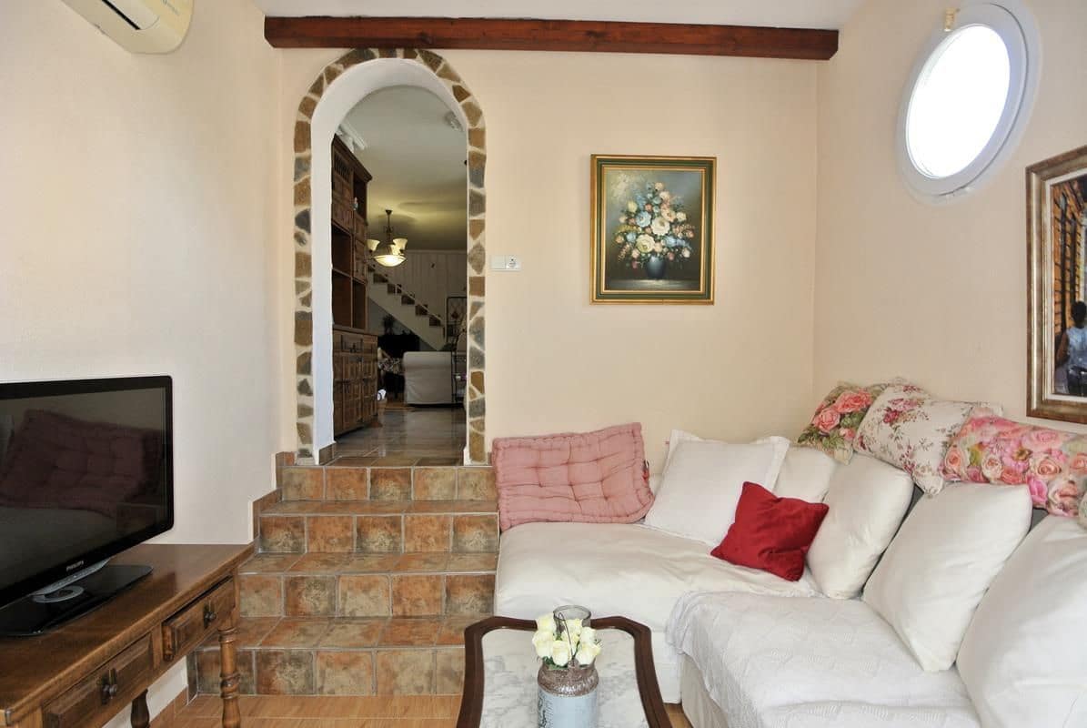 3 slaapkamer Halfvrijstaande villa te koop in Playa Flamenca met zwembad garage - € 289.000 (Ref: 9956814)