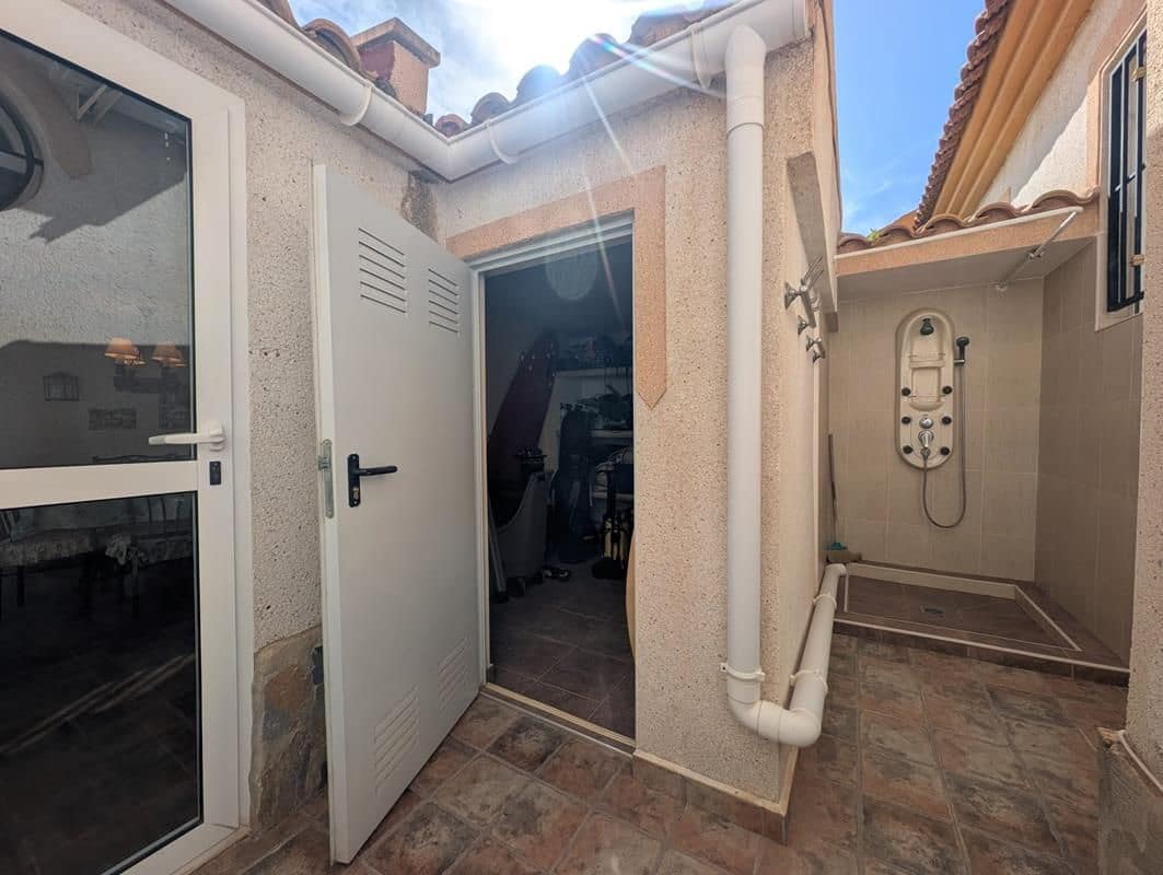 3 slaapkamer Halfvrijstaande villa te koop in Playa Flamenca met zwembad garage - € 289.000 (Ref: 9956814)