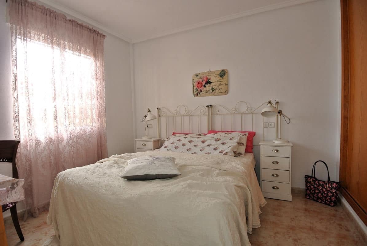 3 slaapkamer Halfvrijstaande villa te koop in Playa Flamenca met zwembad garage - € 289.000 (Ref: 9956814)