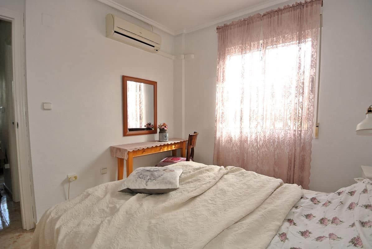 3 slaapkamer Halfvrijstaande villa te koop in Playa Flamenca met zwembad garage - € 289.000 (Ref: 9956814)