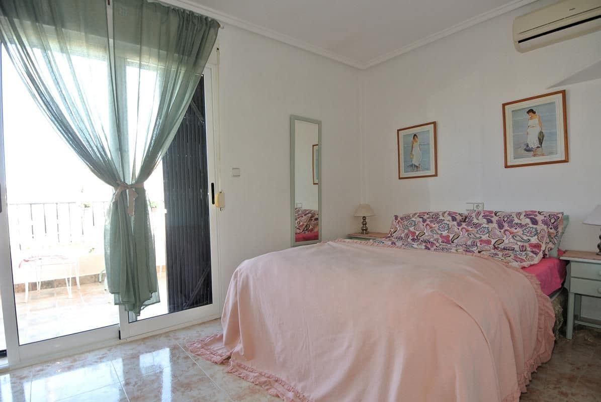 3 slaapkamer Halfvrijstaande villa te koop in Playa Flamenca met zwembad garage - € 289.000 (Ref: 9956814)
