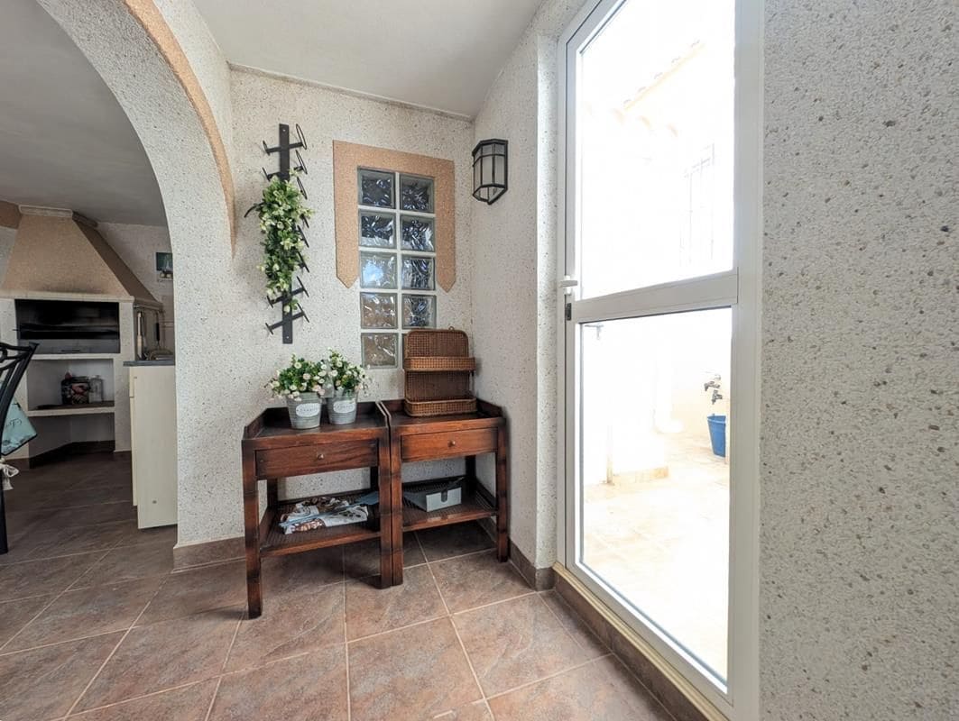 3 slaapkamer Halfvrijstaande villa te koop in Playa Flamenca met zwembad garage - € 289.000 (Ref: 9956814)
