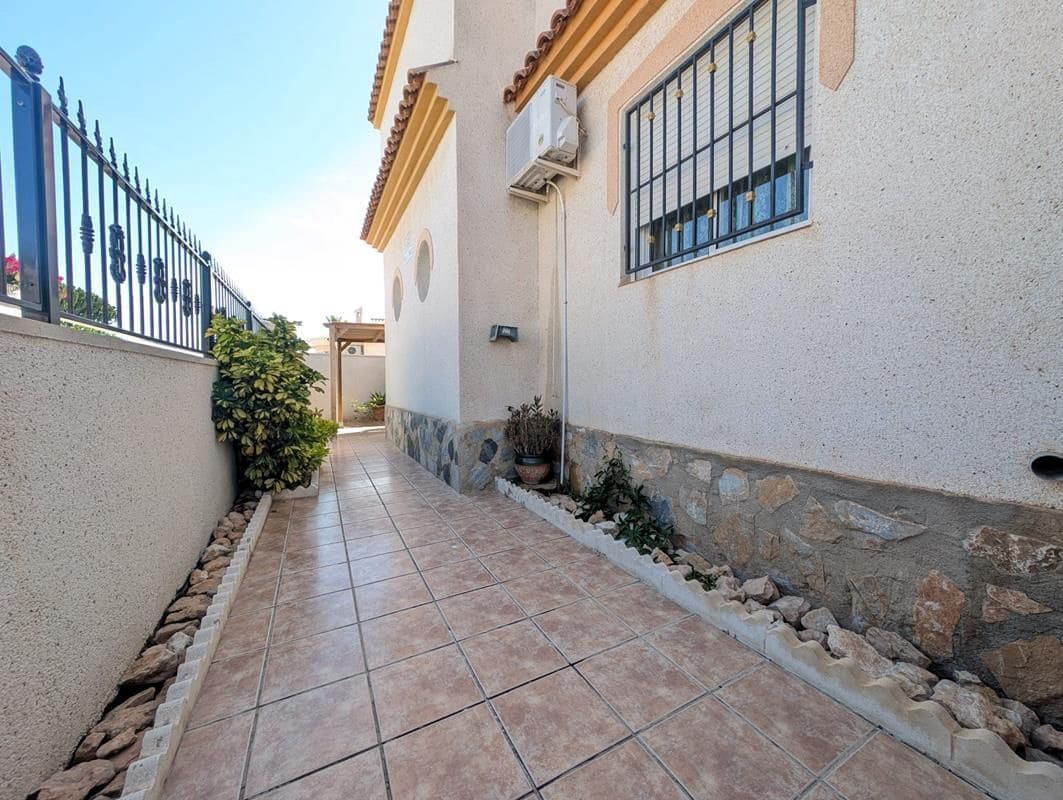 3 slaapkamer Halfvrijstaande villa te koop in Playa Flamenca met zwembad garage - € 289.000 (Ref: 9956814)