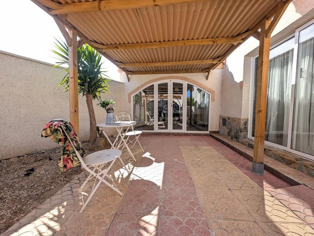 3 slaapkamer Halfvrijstaande villa te koop in Playa Flamenca met zwembad garage - € 289.000 (Ref: 9956814)