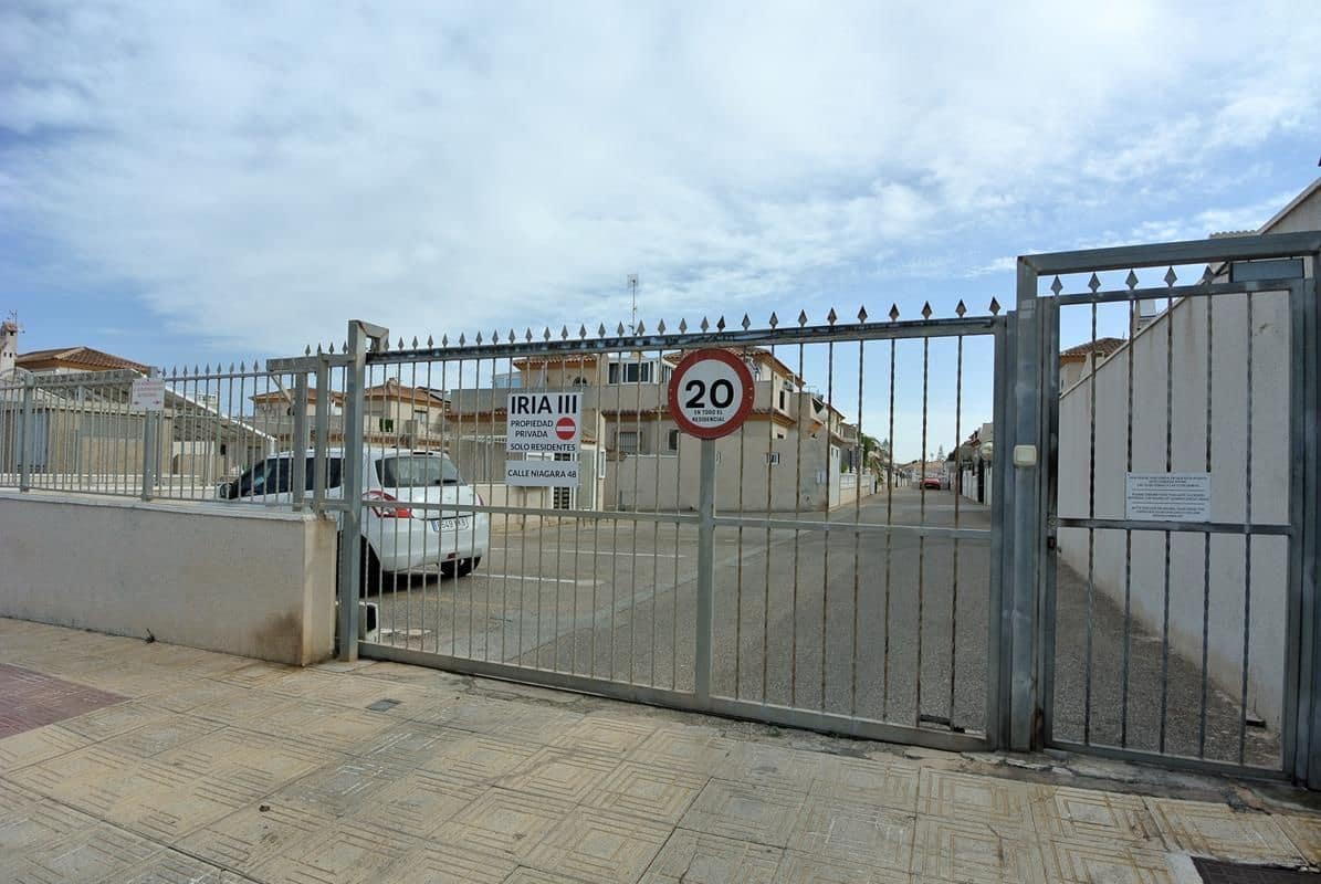 3 slaapkamer Halfvrijstaande villa te koop in Playa Flamenca met zwembad garage - € 289.000 (Ref: 9956814)