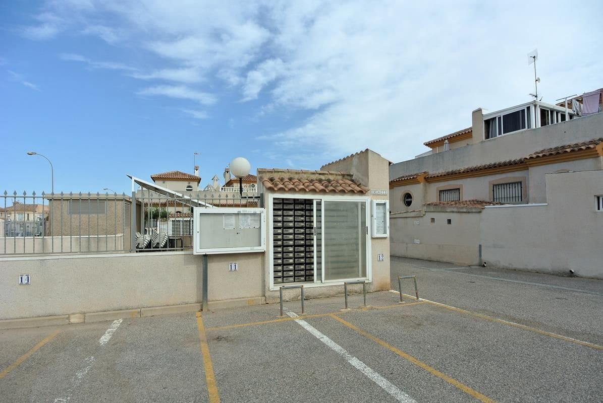 3 slaapkamer Halfvrijstaande villa te koop in Playa Flamenca met zwembad garage - € 289.000 (Ref: 9956814)