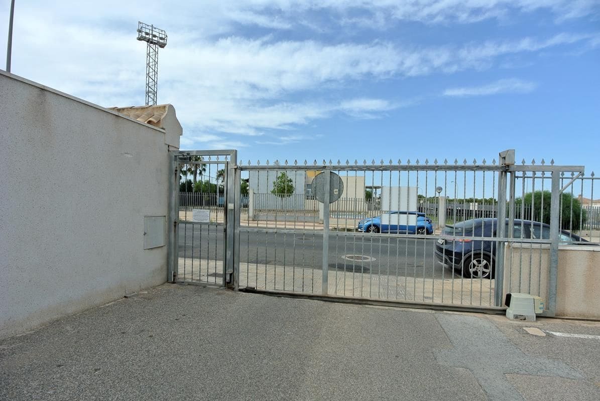 3 slaapkamer Halfvrijstaande villa te koop in Playa Flamenca met zwembad garage - € 289.000 (Ref: 9956814)