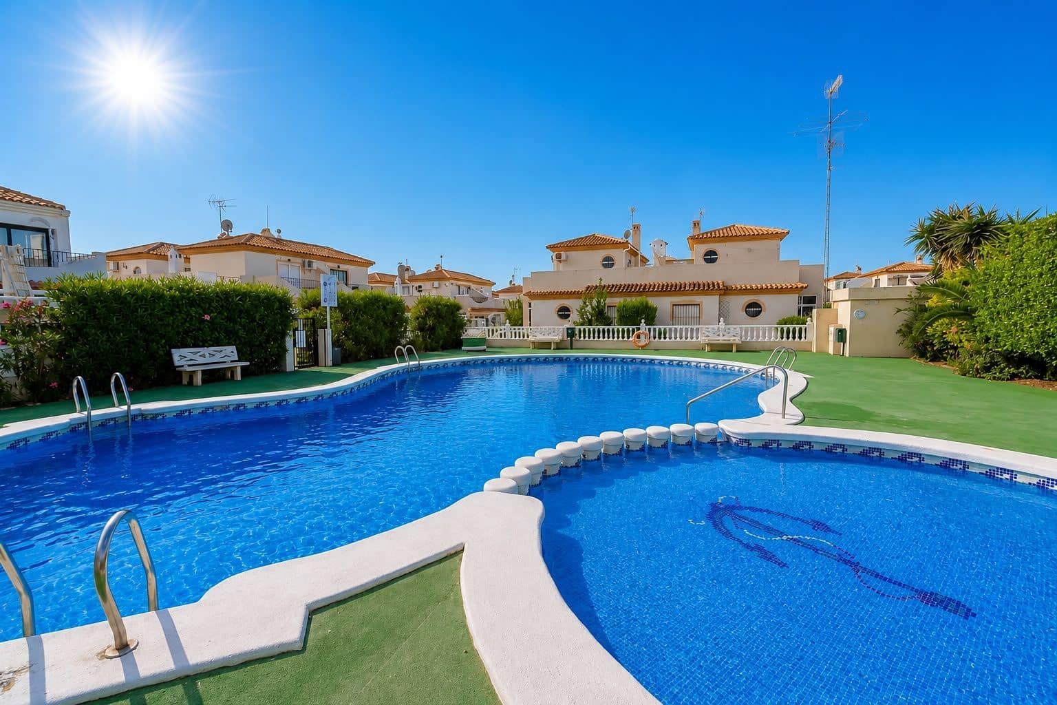 3 slaapkamer Halfvrijstaande villa te koop in Playa Flamenca met zwembad garage - € 289.000 (Ref: 9956814)
