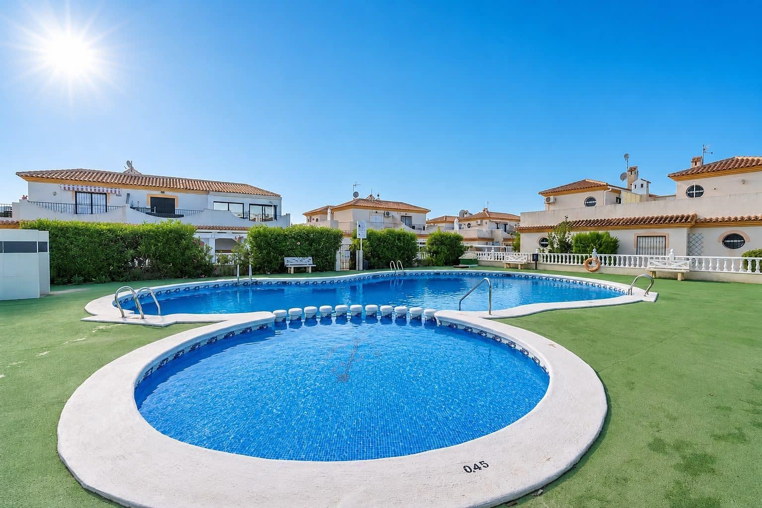 3 slaapkamer Halfvrijstaande villa te koop in Playa Flamenca met zwembad garage - € 289.000 (Ref: 9956814)