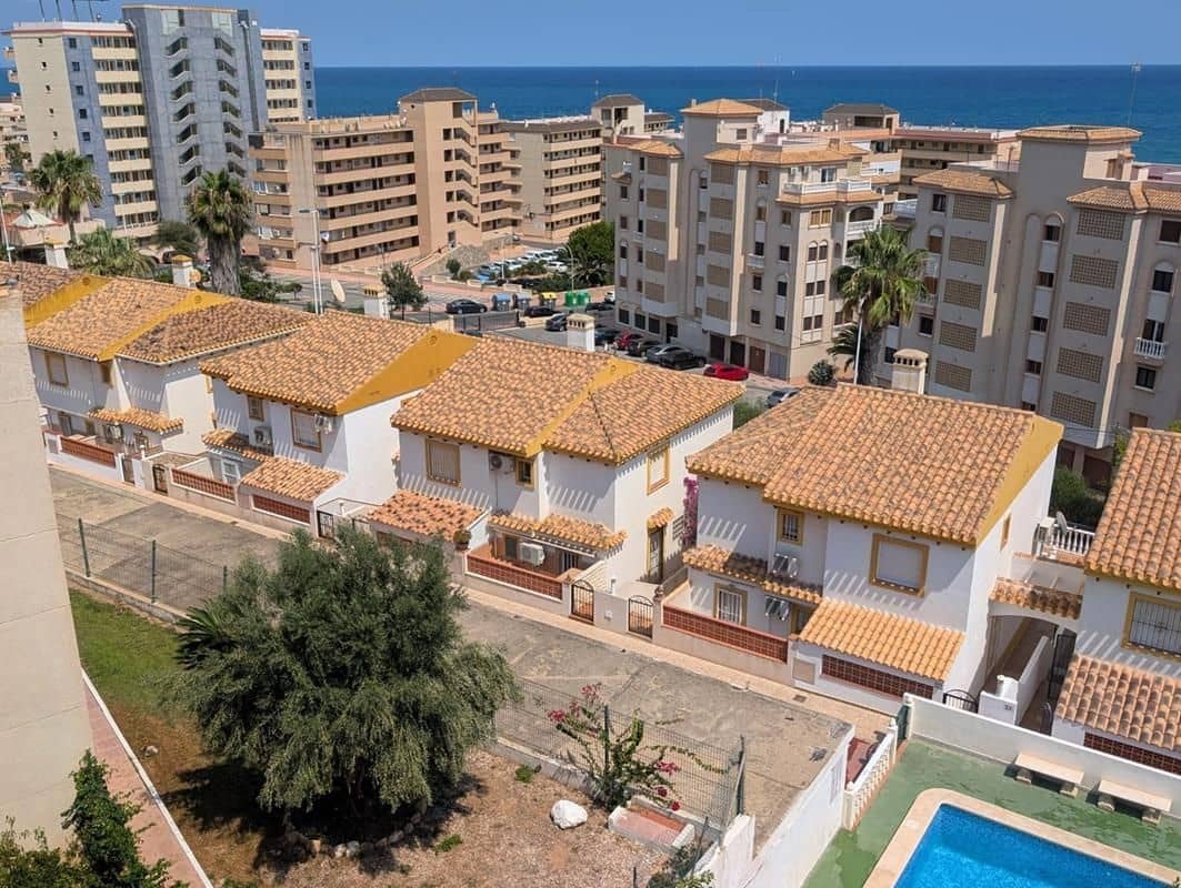 3 bedroom Semi-detached Villa for sale in Torrevieja with pool garage - € 296,000 (Ref: 9956815)