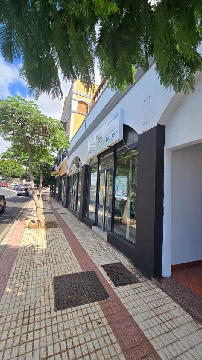 Commercieel te koop in Adeje - € 210.000 (Ref: 10168156)