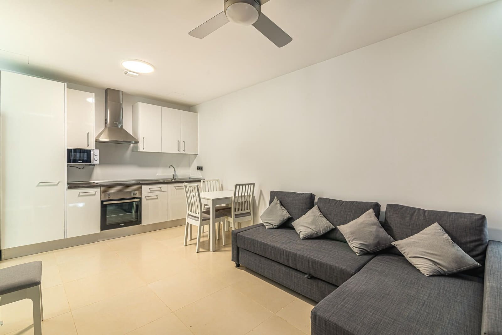 2 bedroom Flat for rent in Adeje with pool garage - € 1,200 (Ref: 8242328)