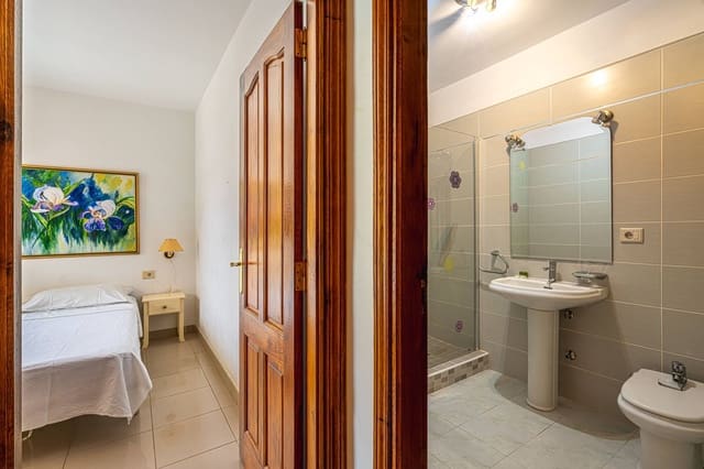 2 sypialnia Mieszkanie do wynajęcia w Los Cristianos, Arona z basenem garażem - 1 700 € (Ref: 8556528)