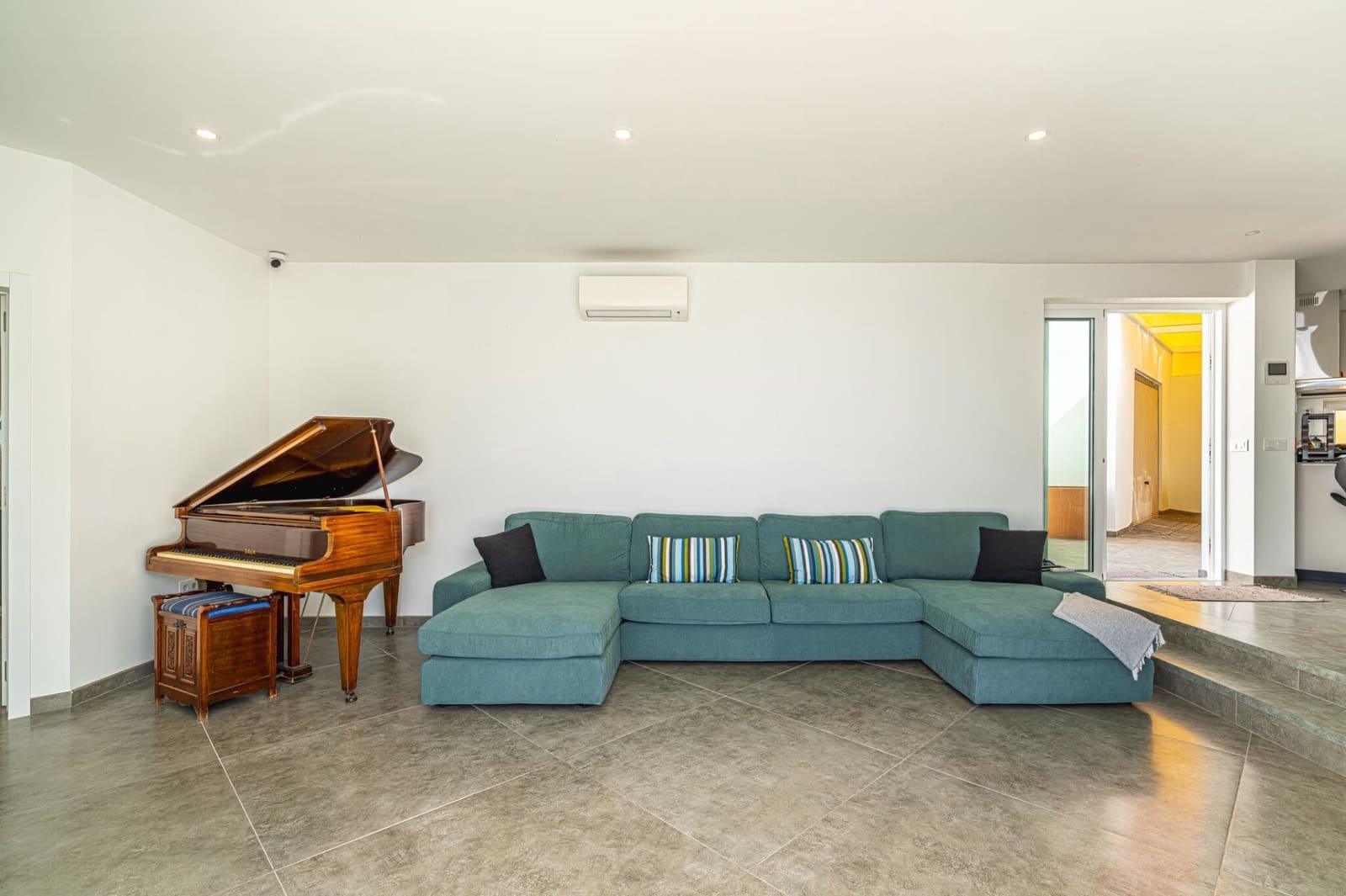 3 bedroom Villa for sale in Guia de Isora with pool garage - € 998,000 (Ref: 8670216)