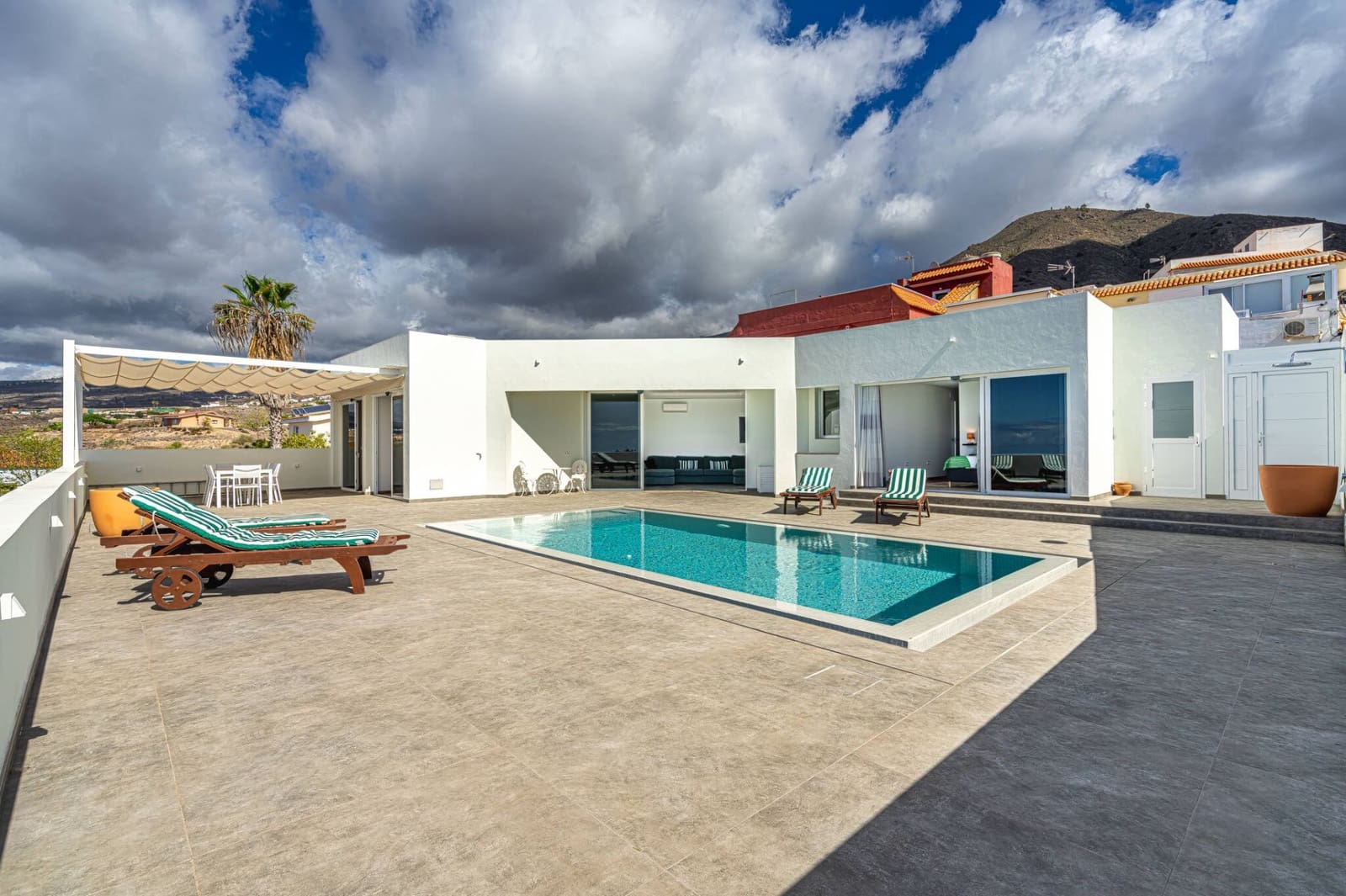 3 bedroom Villa for sale in Guia de Isora with pool garage - € 998,000 (Ref: 8670216)