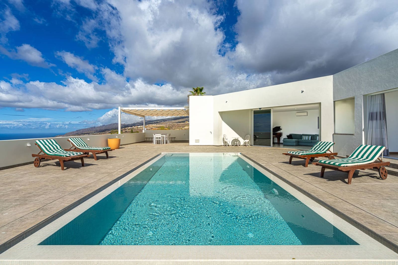 3 bedroom Villa for sale in Guia de Isora with pool garage - € 998,000 (Ref: 8670216)