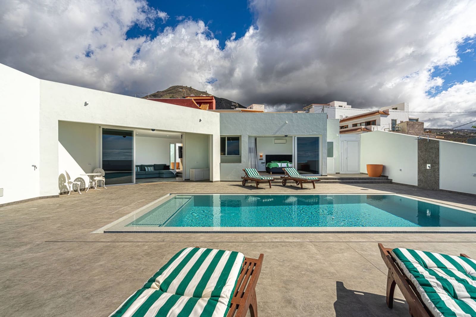 3 bedroom Villa for sale in Guia de Isora with pool garage - € 998,000 (Ref: 8670216)