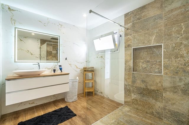 Chalet de 3 habitaciones en Guía de Isora en venta con piscina garaje - 998.000 € (Ref: 9004886)