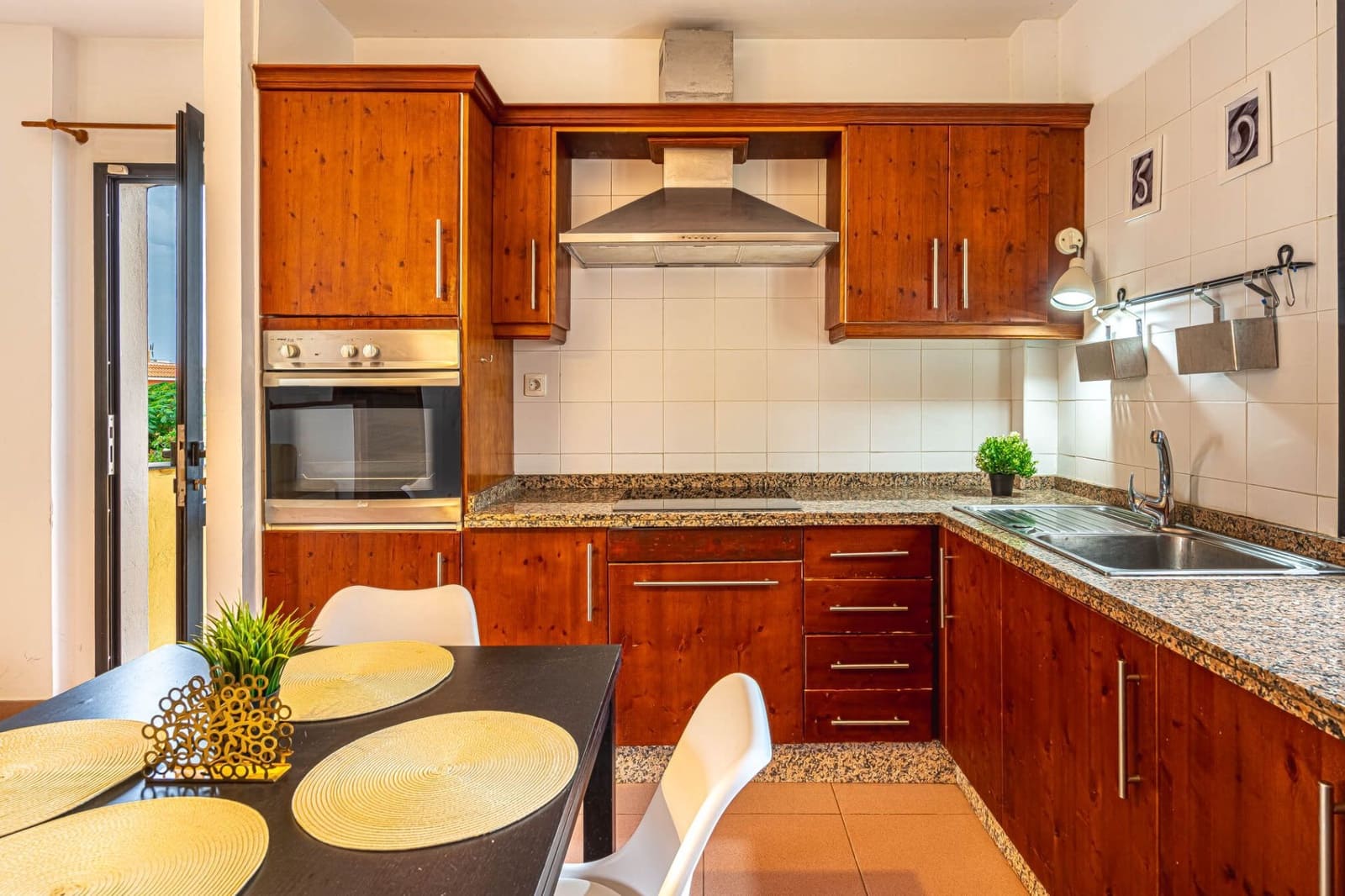 2 slaapkamer Halfvrijstaande villa te koop in Adeje met garage - € 355.000 (Ref: 9232286)