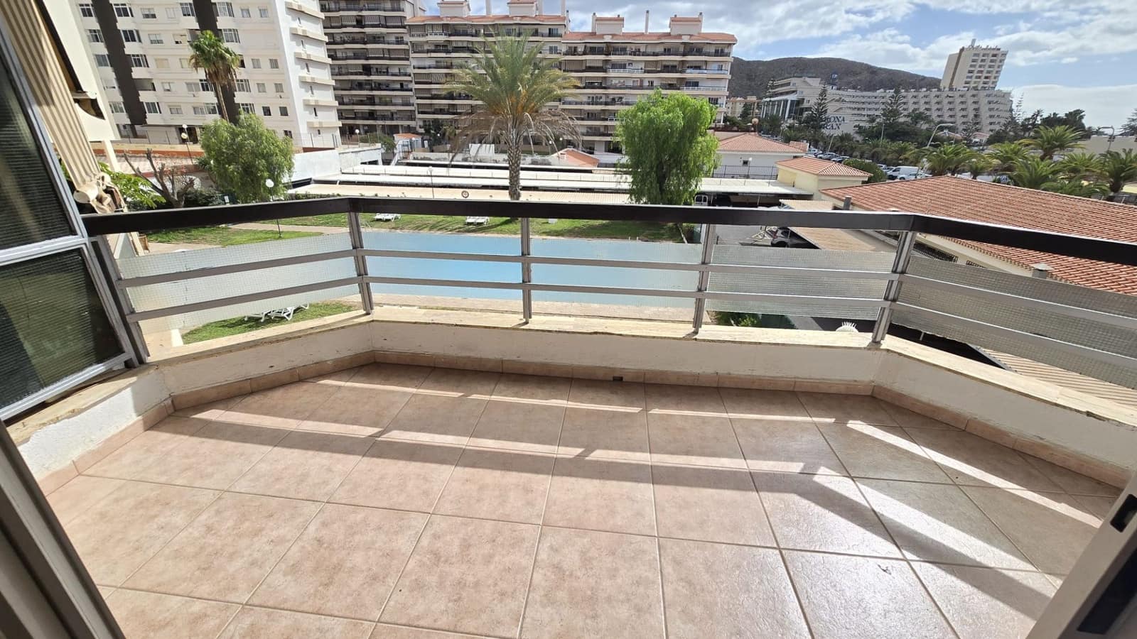 2 makuuhuone Asunto myytävänä paikassa Los Cristianos mukana uima-altaan 
autotalli - 380 000 € (Ref: 9598686)