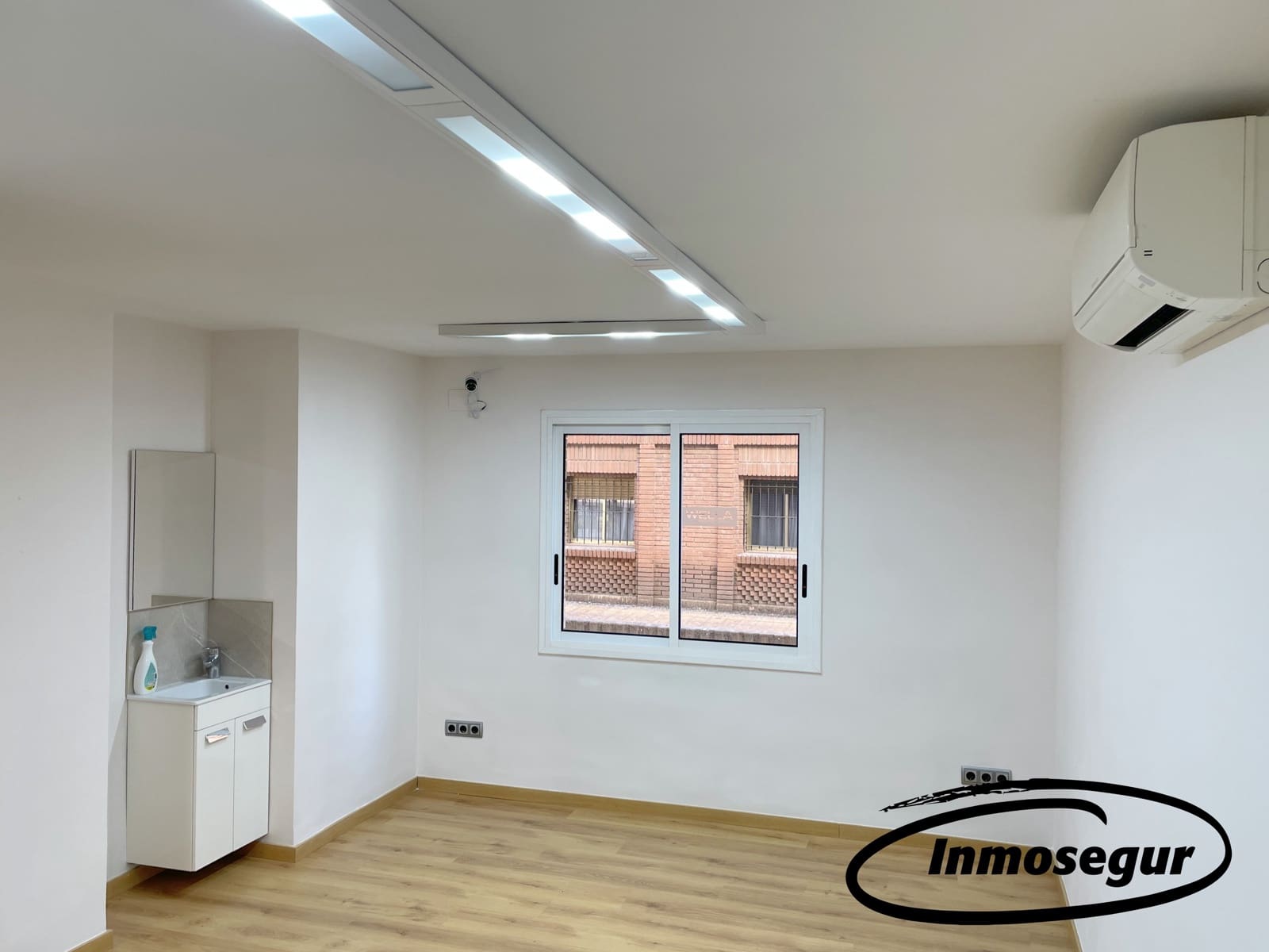 5 bedroom Shop for sale in Salou - € 263,000 (Ref: 8968946)