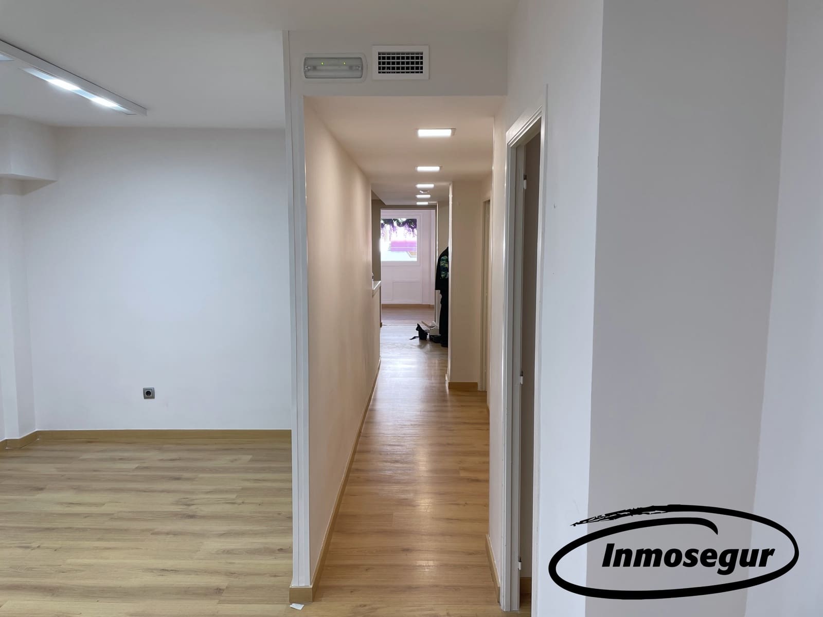 5 bedroom Shop for sale in Salou - € 263,000 (Ref: 8968946)