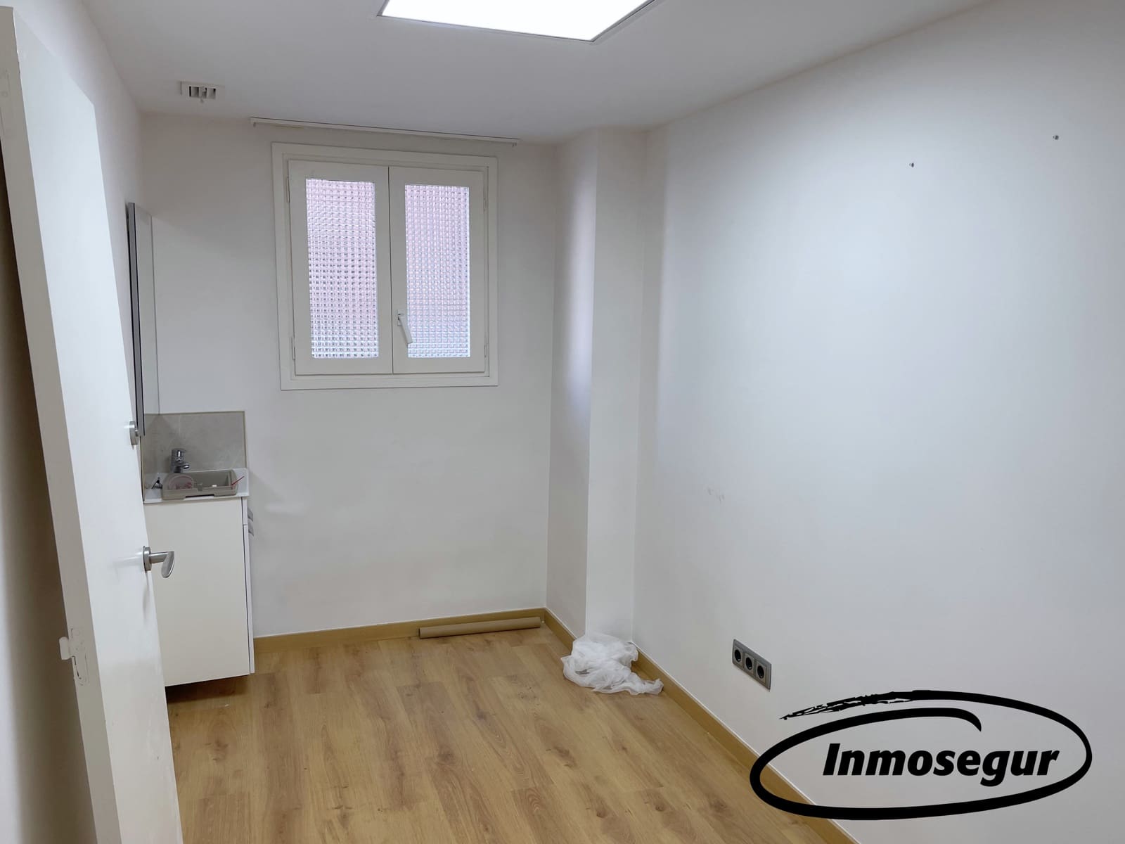 5 bedroom Shop for sale in Salou - € 263,000 (Ref: 8968946)