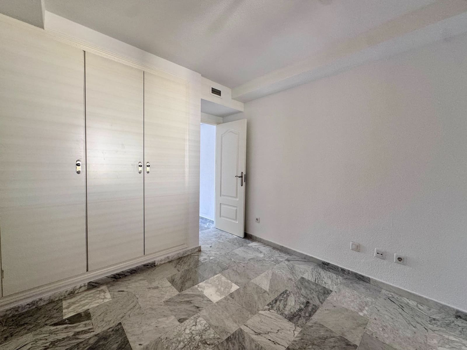 2 bedroom Apartment for sale in Altea with pool garage - € 450,000 (Ref: 9807367)