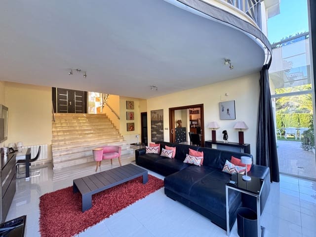 4 bedroom Villa for sale in Altea with pool garage - € 1,200,000 (Ref: 9903841)