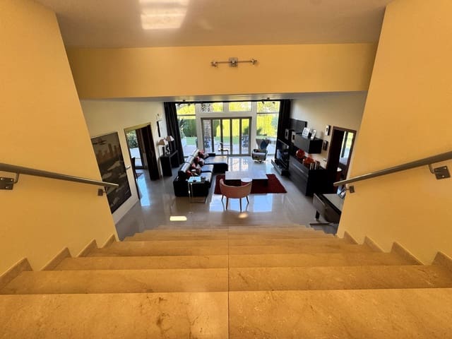 4 bedroom Villa for sale in Altea with pool garage - € 1,200,000 (Ref: 9903841)