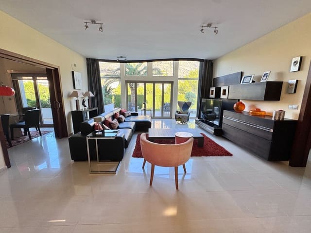 4 bedroom Villa for sale in Altea with pool garage - € 1,200,000 (Ref: 9903841)