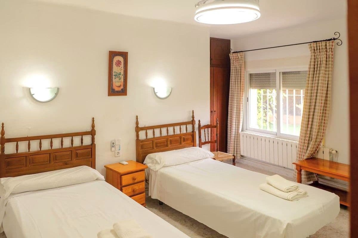 5 bedroom Villa for rent in Benissa with pool garage - € 3,000 (Ref: 10101543)