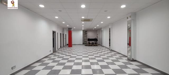 Kaupallinen vuokrattavana paikassa Benissa mukana 
autotalli - 600 € (Ref: 9550787)