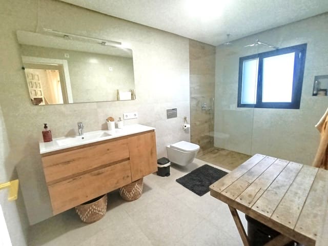 Villa/Maison de 2 chambres à louer à Senija - 1 200 € (Ref: 9633834)