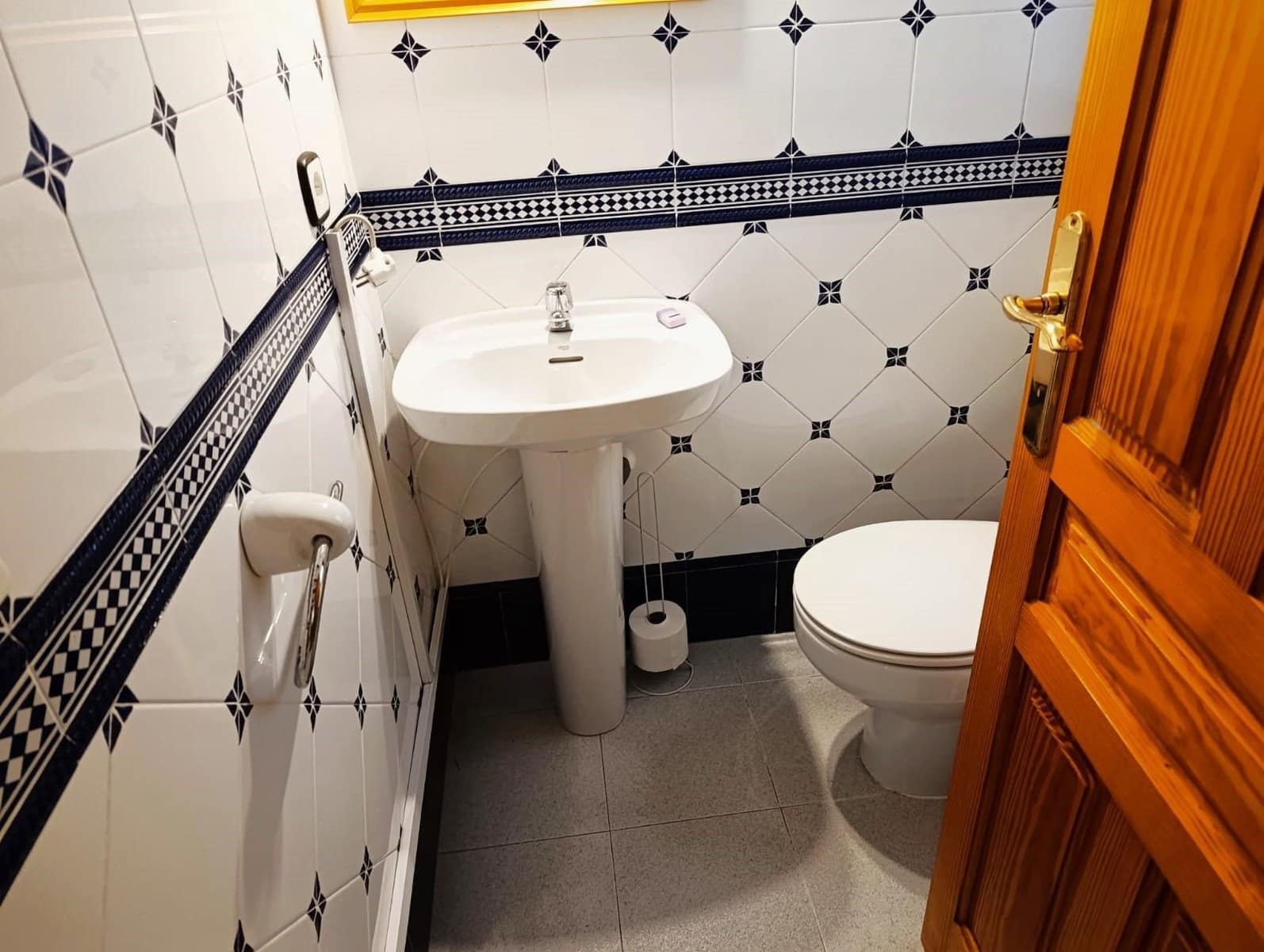 Commercieel te huur in Benissa met garage - € 700 (Ref: 9895745)