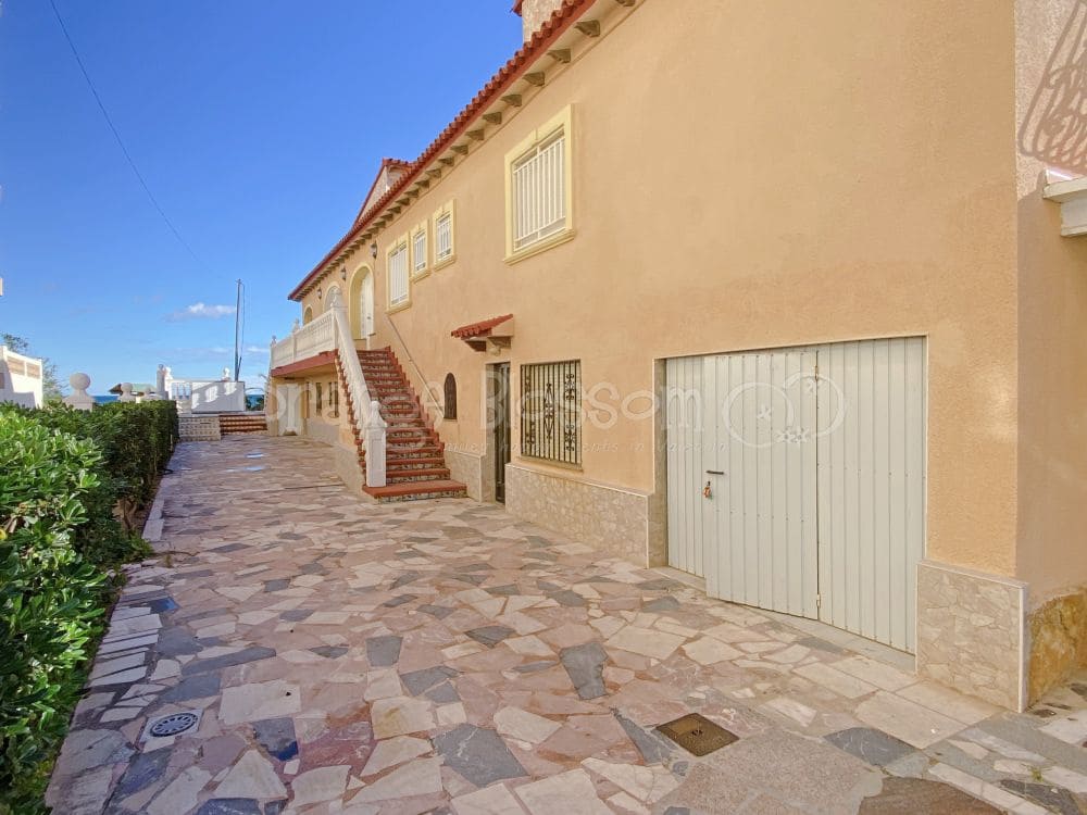 Chalet de 9 habitaciones en Dénia en venta con garaje - 1.290.000 € (Ref: 8053917)